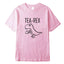 Camiseta básica com estampa dinossauro segurando chá