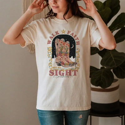 Camiseta Básica Feminina Com Estampa Botas De Cowboy