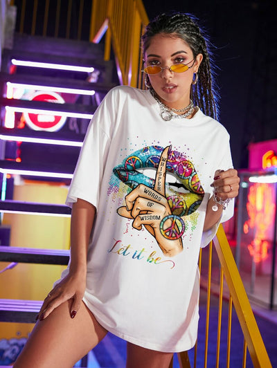 Camiseta Feminina com Estampa Boca Colorida