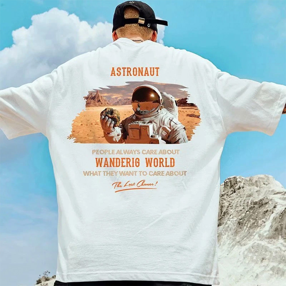 camiseta básica com estampa astronauta