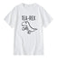 Camiseta básica com estampa dinossauro tomando chá