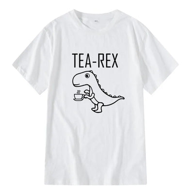 Camiseta básica com estampa dinossauro tomando chá