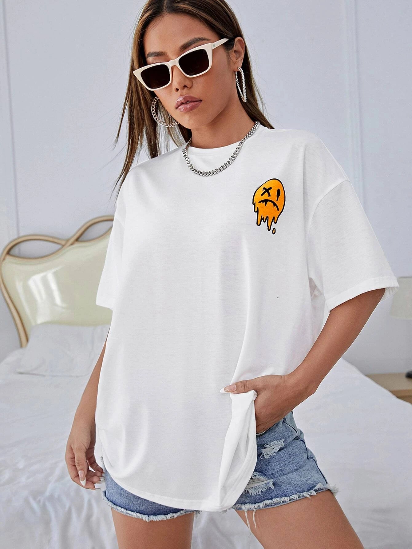 camiseta básica com estampa rosto derretido
