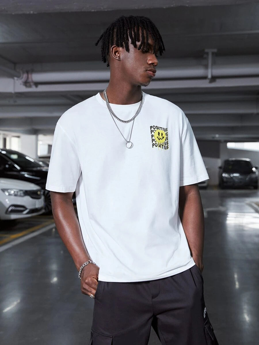 camiseta básica com estampa rosto sorriso