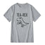 Camiseta básica com estampa dinossauro tomando chá