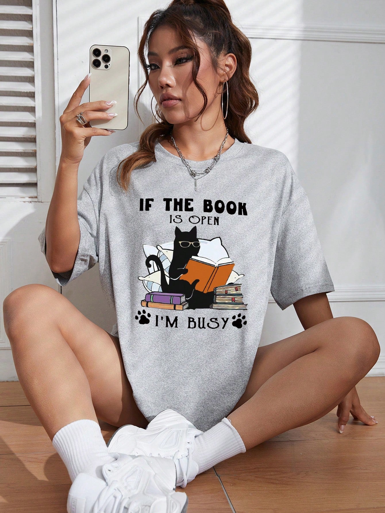Camiseta Feminina Com Estampa Gatinho Lendo Livro