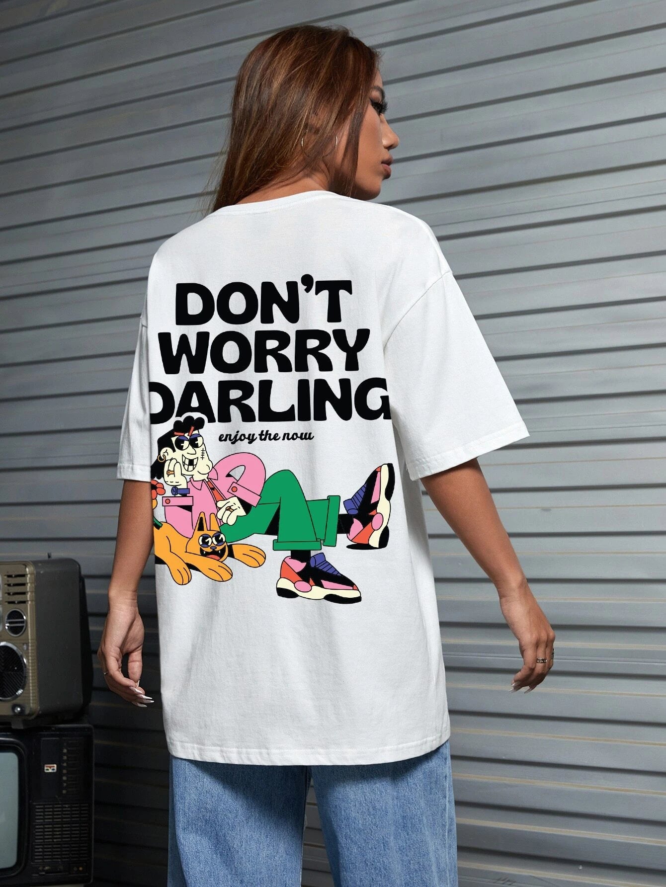 Camiseta feminina com estampa homem deitado gato