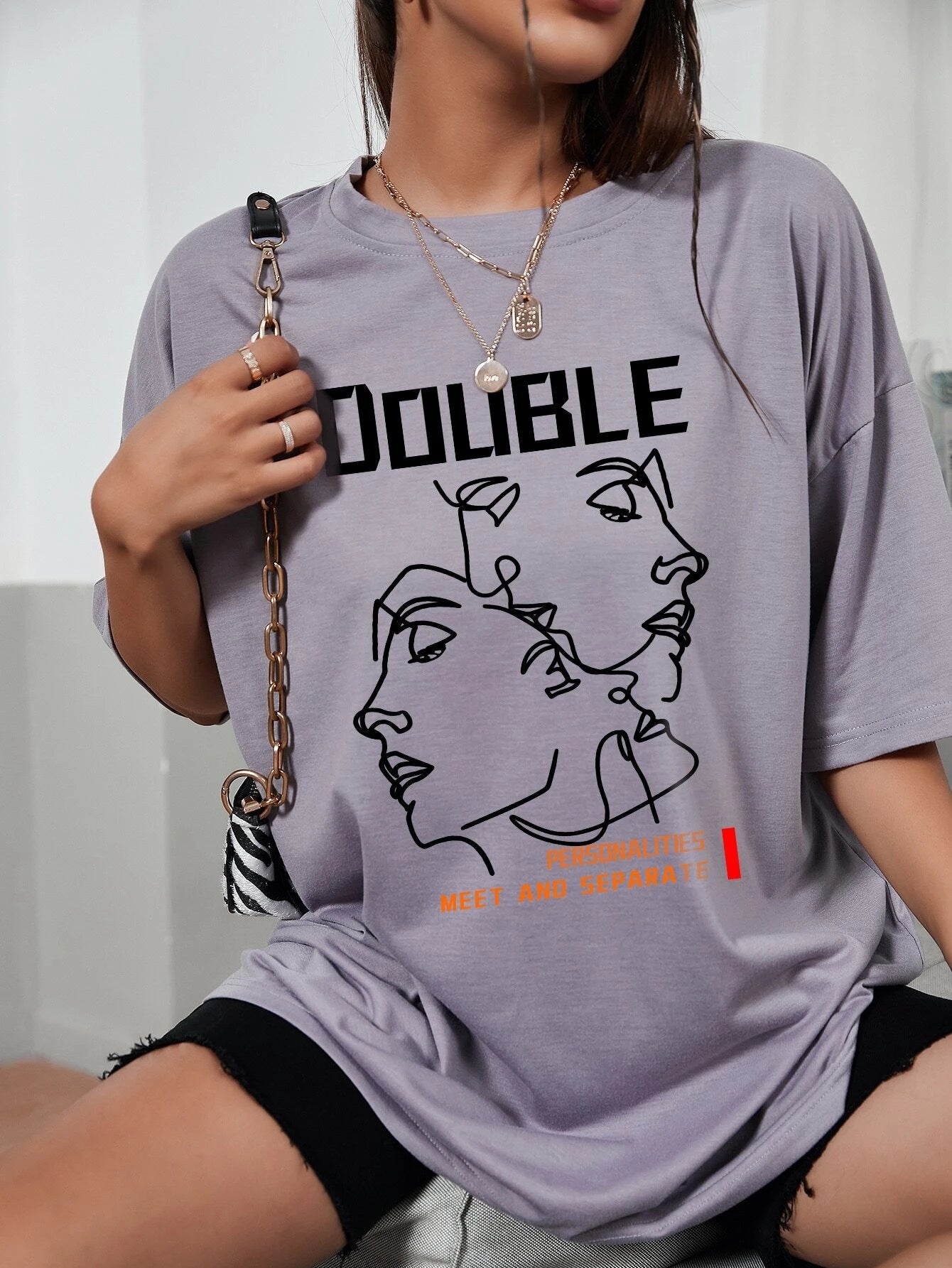 Camiseta feminina com estampa rosto abstrato