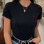 Camiseta feminina com estampa pequeno coração vermelho