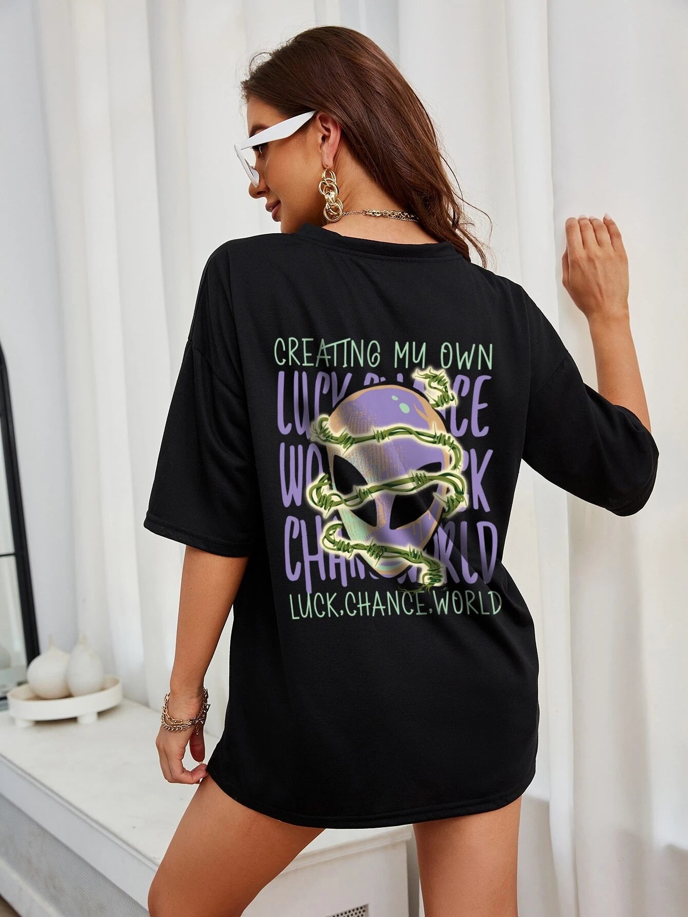 Camiseta feminina com estampa Allien