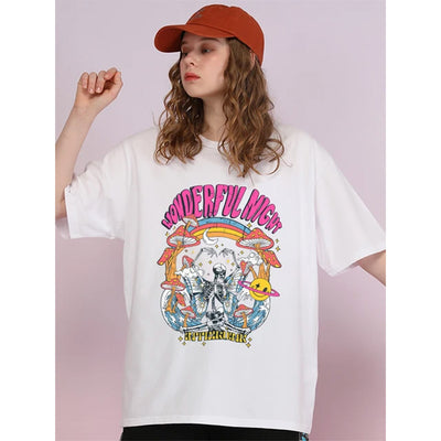 Camiseta Básica Feminina Com Estampa Esqueleto Cogumelos E Arco-Íris