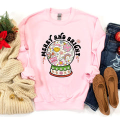 Camiseta Femininia Merry and Bright Globe