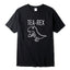 Camiseta báisca com estampa Dinossauro tomando chá
