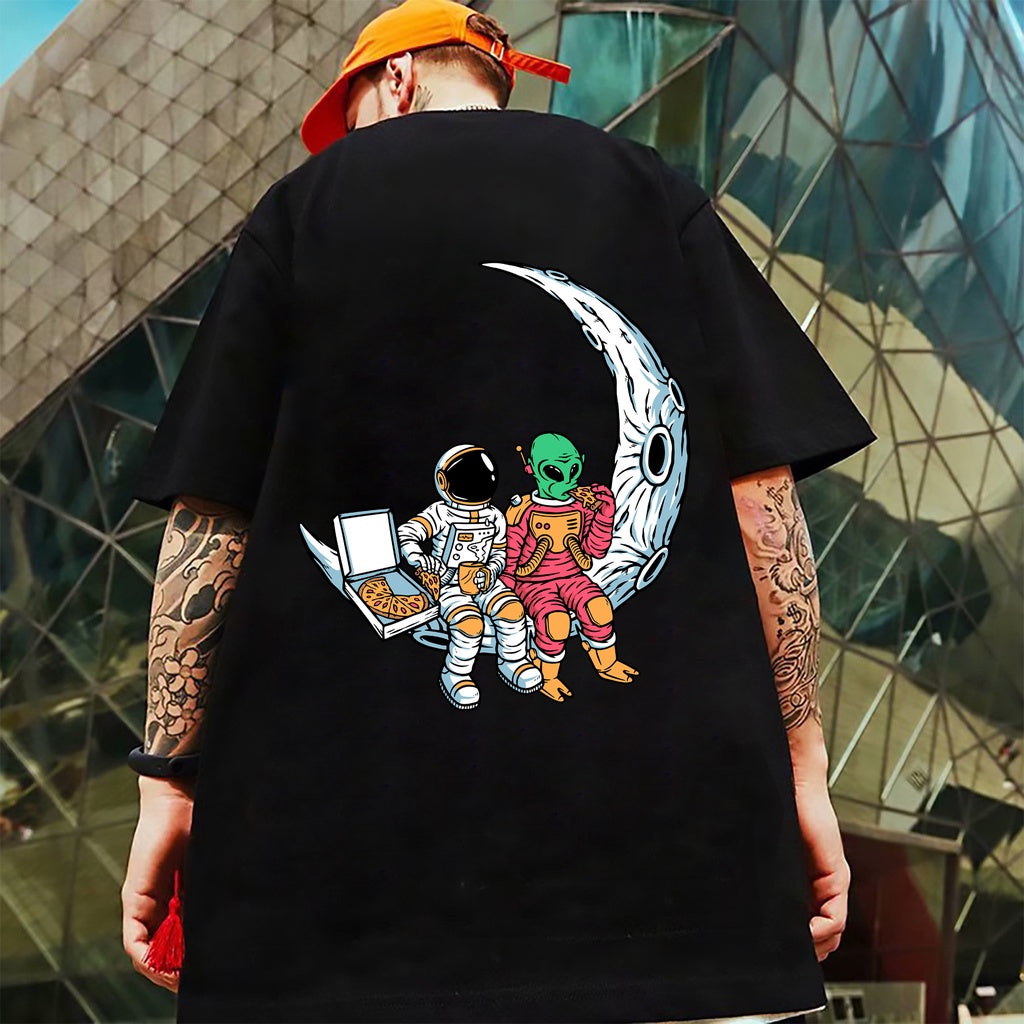 Camiseta básica Com Estampa Meia Lua Astronauta Comendo Pizza
