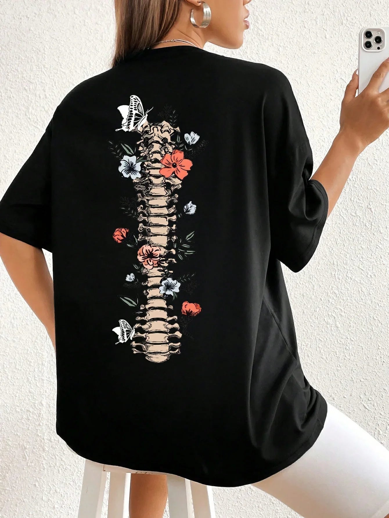 Camiseta Básica Spine With Flowers - preto
