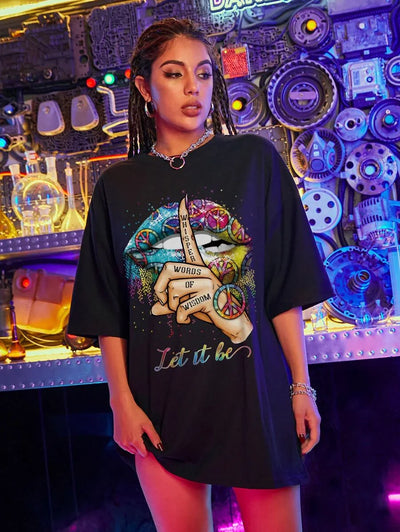 Camiseta Feminina Com Estampa Boca Colorida Mão