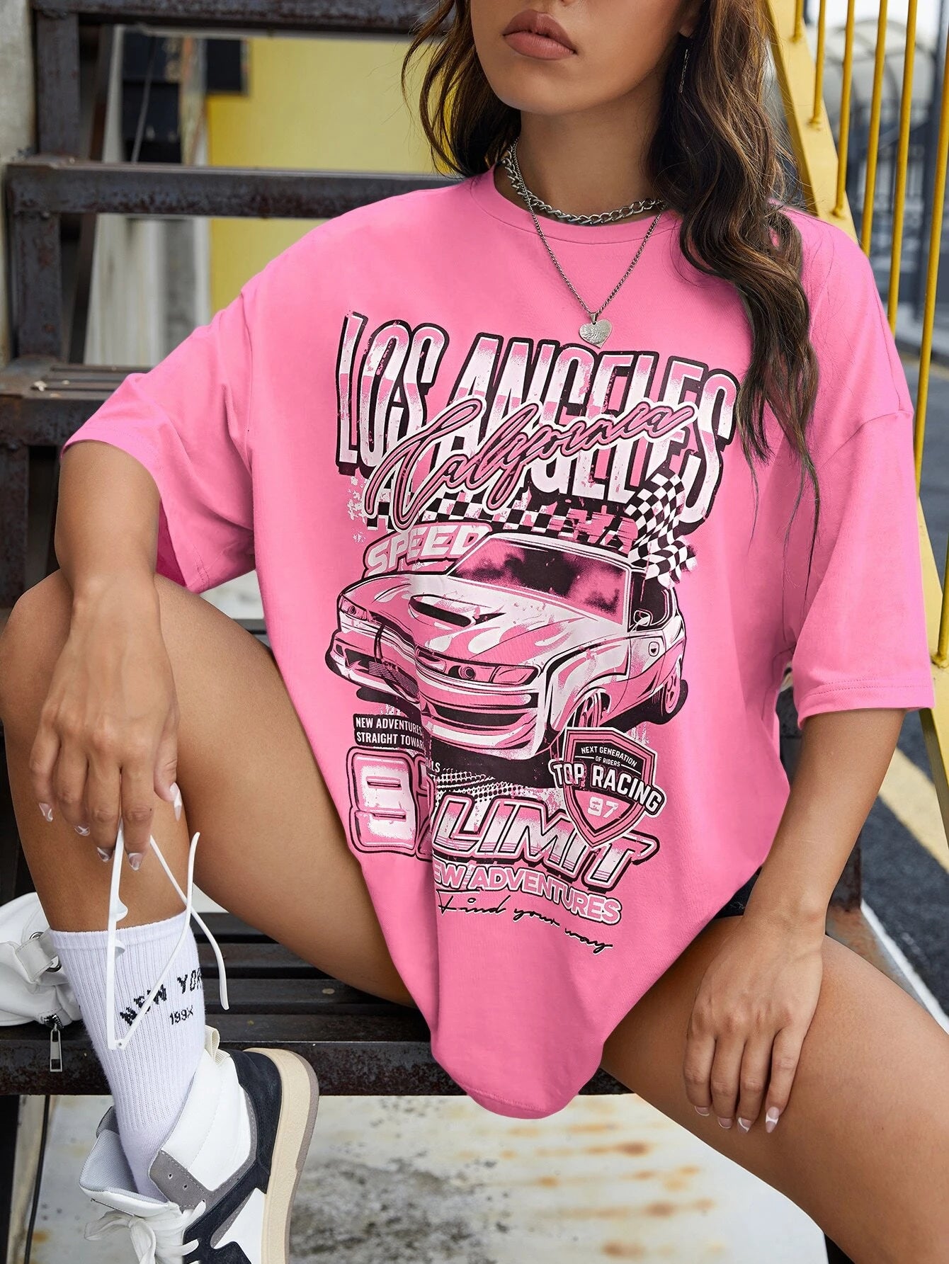 camiseta feminina com estampa carro rosa